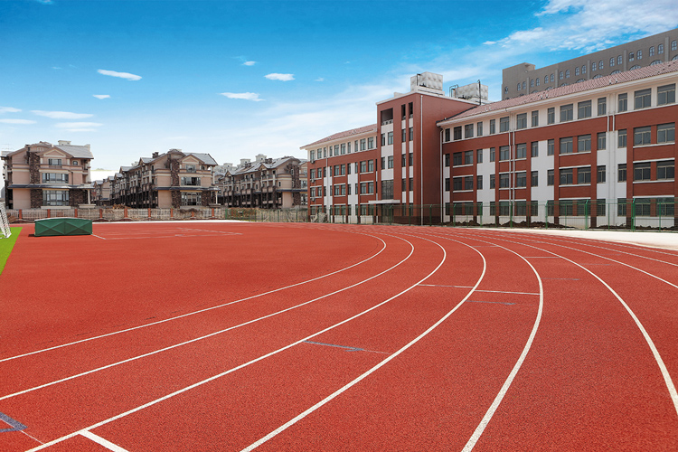 鄉(xiāng)村小學(xué)有了塑膠跑道